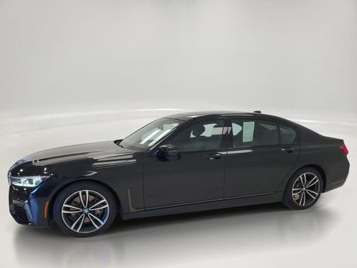 Black Sapphire Metallic 2022 BMW 740 i xDrive