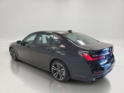 Black Sapphire Metallic 2022 BMW 740 i xDrive