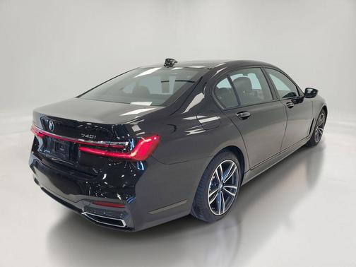 Black Sapphire Metallic 2022 BMW 740 i xDrive
