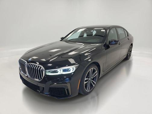 Black Sapphire Metallic 2022 BMW 740 i xDrive