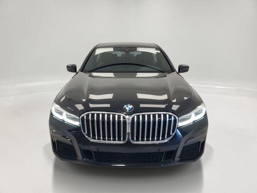 Black Sapphire Metallic 2022 BMW 740 i xDrive