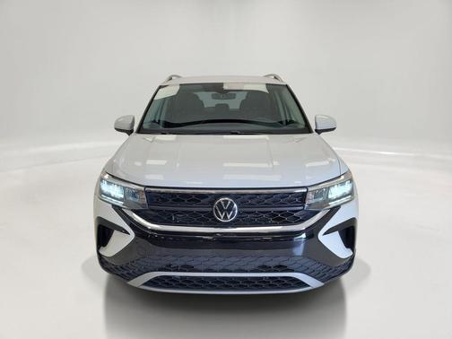 Pure White 2024 Volkswagen Taos 1.5T SE