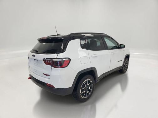 Bright White Clearcoat 2025 Jeep Compass Trailhawk