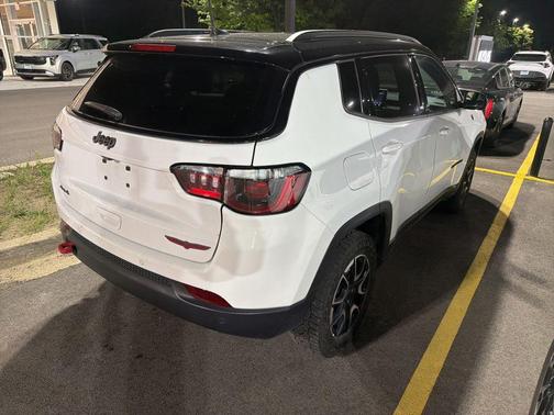 Bright White Clearcoat 2025 Jeep Compass Trailhawk