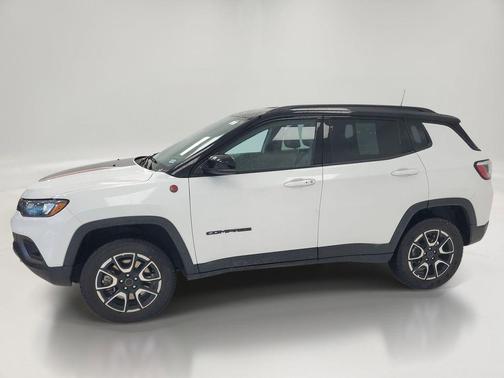 Bright White Clearcoat 2025 Jeep Compass Trailhawk