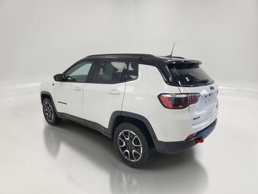 Bright White Clearcoat 2025 Jeep Compass Trailhawk
