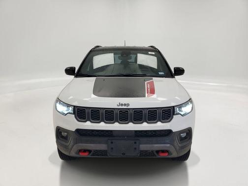 Bright White Clearcoat 2025 Jeep Compass Trailhawk