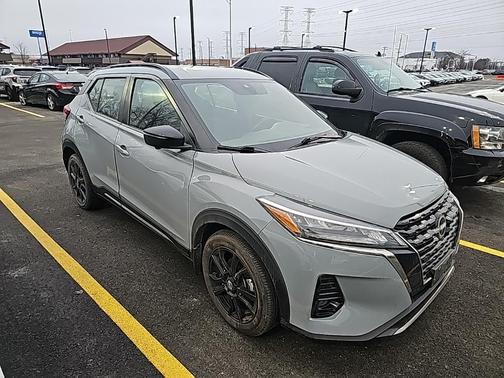 2023 Nissan Kicks SR