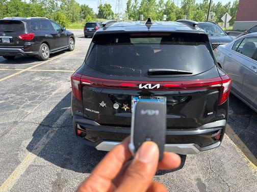 Fusion Black 2024 Kia Seltos SX Turbo