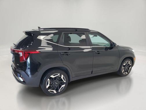 Fusion Black 2024 Kia Seltos SX Turbo