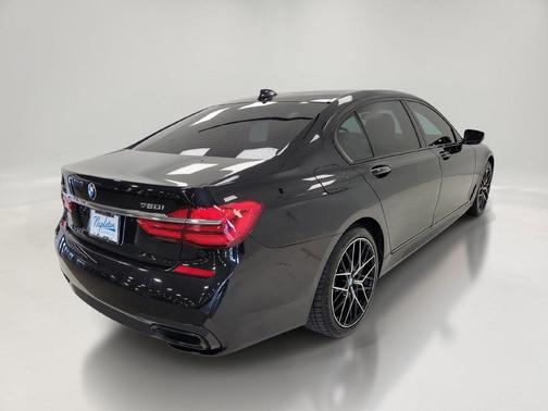 Black Sapphire Metallic 2019 BMW 750 i xDrive