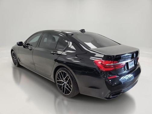 Black Sapphire Metallic 2019 BMW 750 i xDrive
