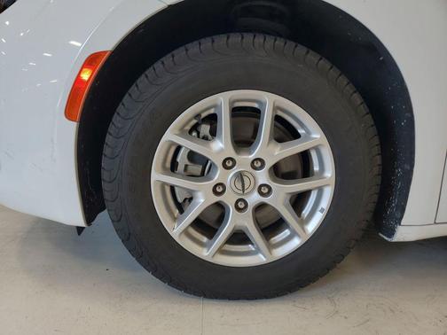 Bright White Clearcoat 2023 Chrysler Voyager LX