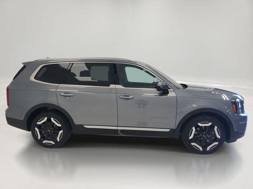 Everlasting Silver 2025 Kia Telluride S