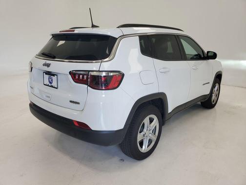 Bright White Clearcoat 2023 Jeep Compass Latitude