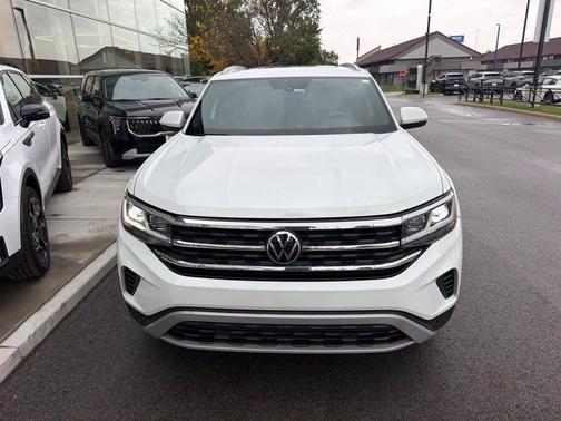 Pure White 2022 Volkswagen Atlas Cross Sport 3.6L V6 SE w/Technology