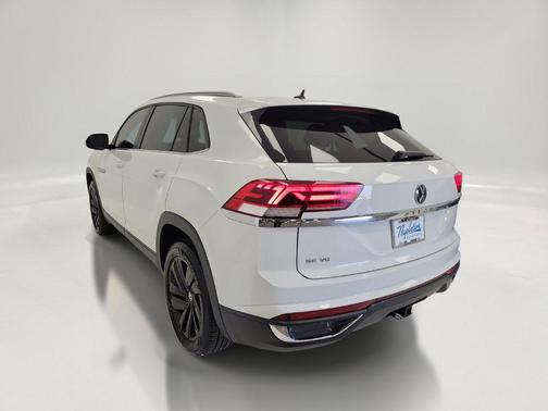 Pure White 2022 Volkswagen Atlas Cross Sport 3.6L V6 SE w/Technology