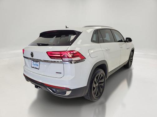 Pure White 2022 Volkswagen Atlas Cross Sport 3.6L V6 SE w/Technology