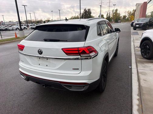 Pure White 2022 Volkswagen Atlas Cross Sport 3.6L V6 SE w/Technology