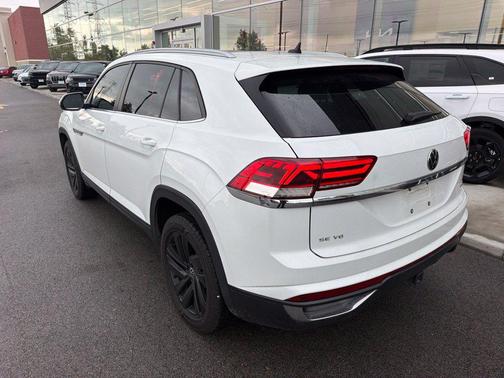 Pure White 2022 Volkswagen Atlas Cross Sport 3.6L V6 SE w/Technology