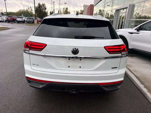 Pure White 2022 Volkswagen Atlas Cross Sport 3.6L V6 SE w/Technology