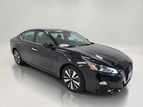 Super Black 2021 Nissan Altima 2.5 SV