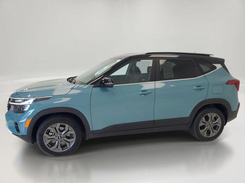 Pluton Blue/Black Roof 2024 Kia Seltos S