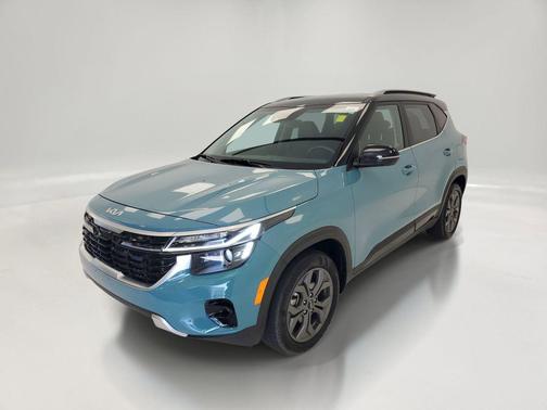 Pluton Blue/Black Roof 2024 Kia Seltos S