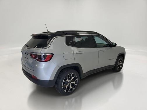 Silver Zynith Metallic Clearcoat 2025 Jeep Compass Limited