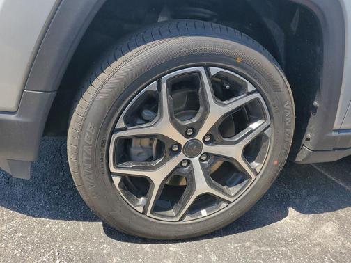 Silver Zynith Metallic Clearcoat 2025 Jeep Compass Limited