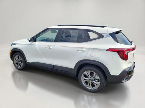 Snow White Pearl 2024 Kia Seltos S