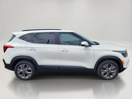 Snow White Pearl 2024 Kia Seltos S