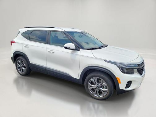 Snow White Pearl 2024 Kia Seltos S