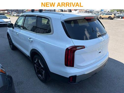 Glacial White Pearl 2025 Kia Telluride S