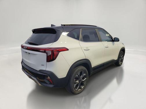 Clear White/Black Roof 2024 Kia Seltos S