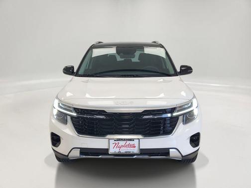 Clear White/Black Roof 2024 Kia Seltos S