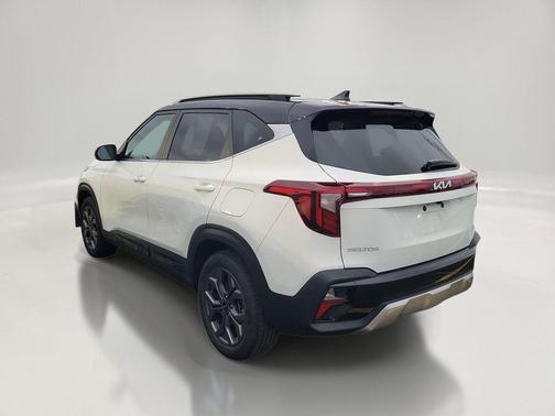 Clear White/Black Roof 2024 Kia Seltos S