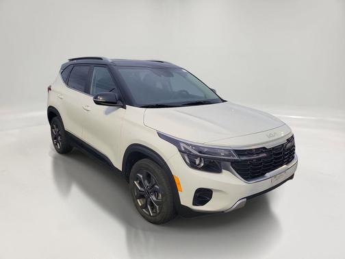 Clear White/Black Roof 2024 Kia Seltos S