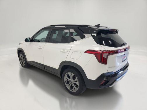 Clear White/Black Roof 2024 Kia Seltos S