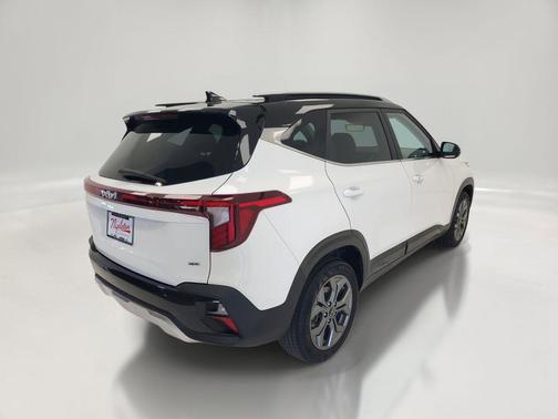 Clear White/Black Roof 2024 Kia Seltos S