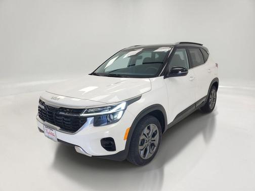 Clear White/Black Roof 2024 Kia Seltos S