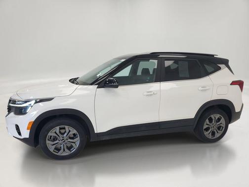 Clear White/Black Roof 2024 Kia Seltos S