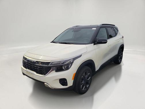 Clear White/Black Roof 2024 Kia Seltos S