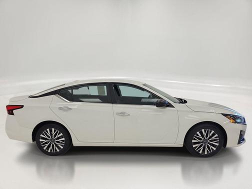 Glacier White 2025 Nissan Altima 2.5 SV