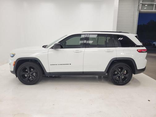Bright White Clearcoat 2023 Jeep Grand Cherokee Altitude