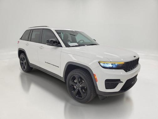 Bright White Clearcoat 2023 Jeep Grand Cherokee Altitude