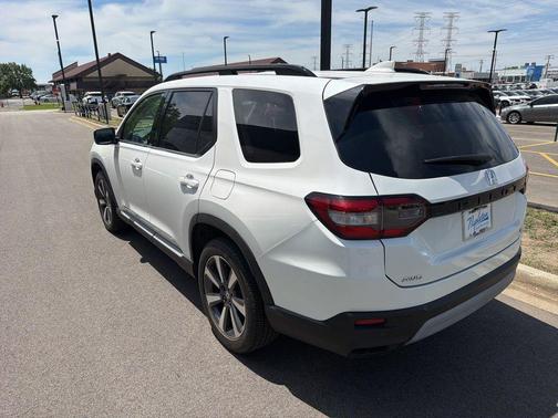 Platinum White Pearl 2023 Honda Pilot Touring 8-Passenger