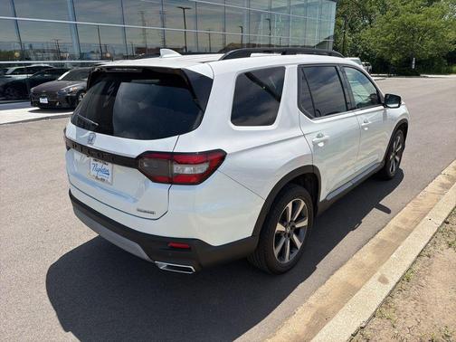 Platinum White Pearl 2023 Honda Pilot Touring 8-Passenger