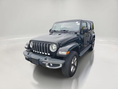 Black Clearcoat 2022 Jeep Wrangler Unlimited Sahara
