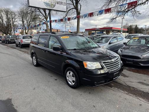 2009 Chrysler Town & Country LX 4dr Mini Van